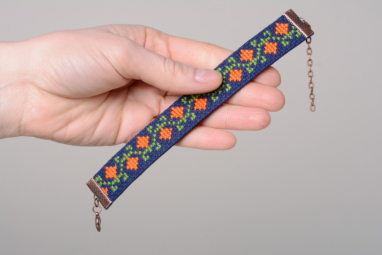 Bracelet bleu brodé au point de croix style ethnique motif floral fait main photo 4