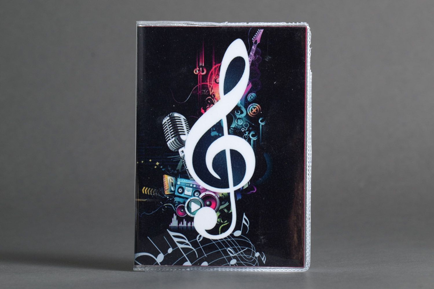 Originelle schwarz weiße handmade Plastik Passhülle mit Motiv Violinschlüssel foto 1