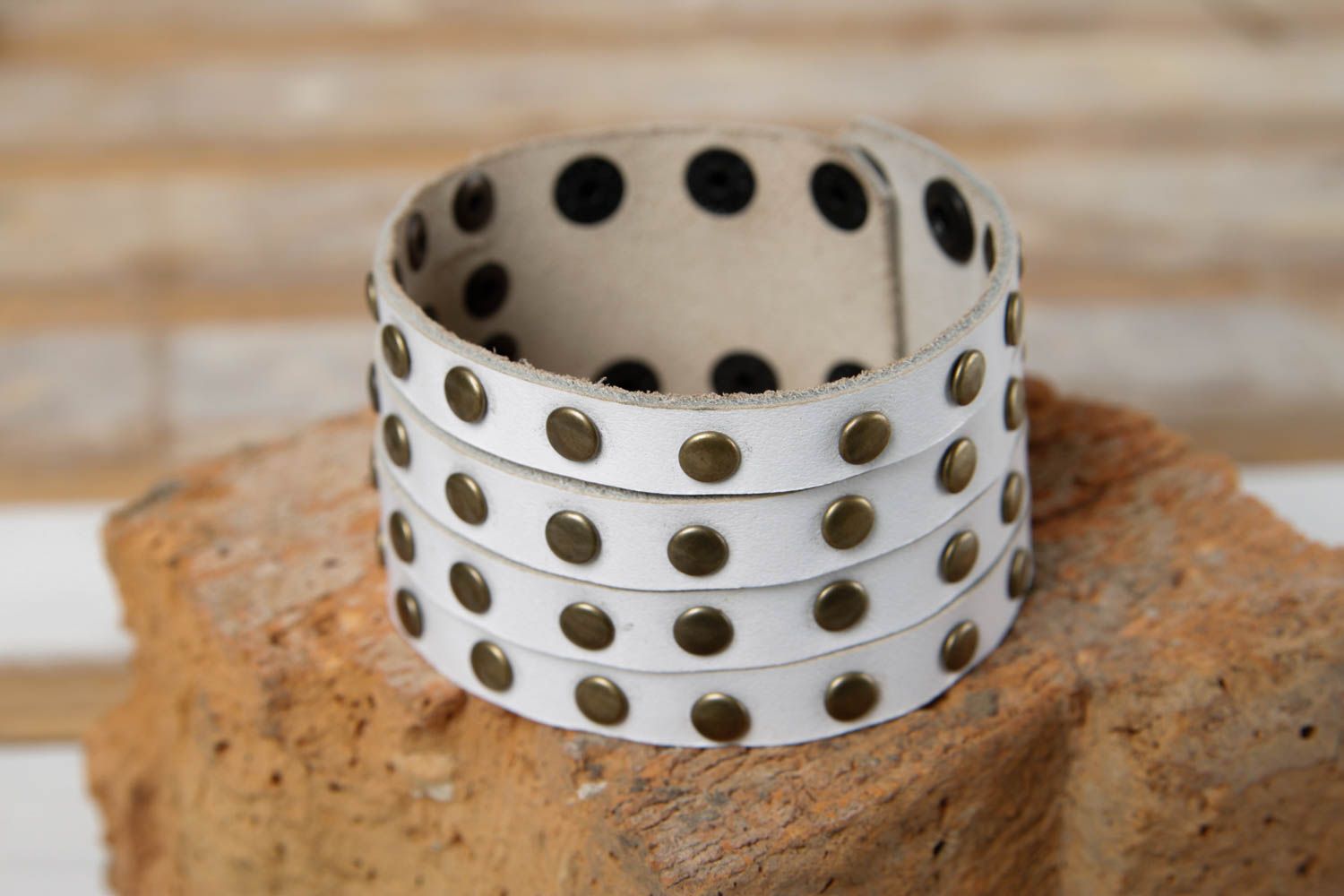 Bracelet en cuir blanc Bijou fait main multirang avec rivets Cadeau pour femme photo 1