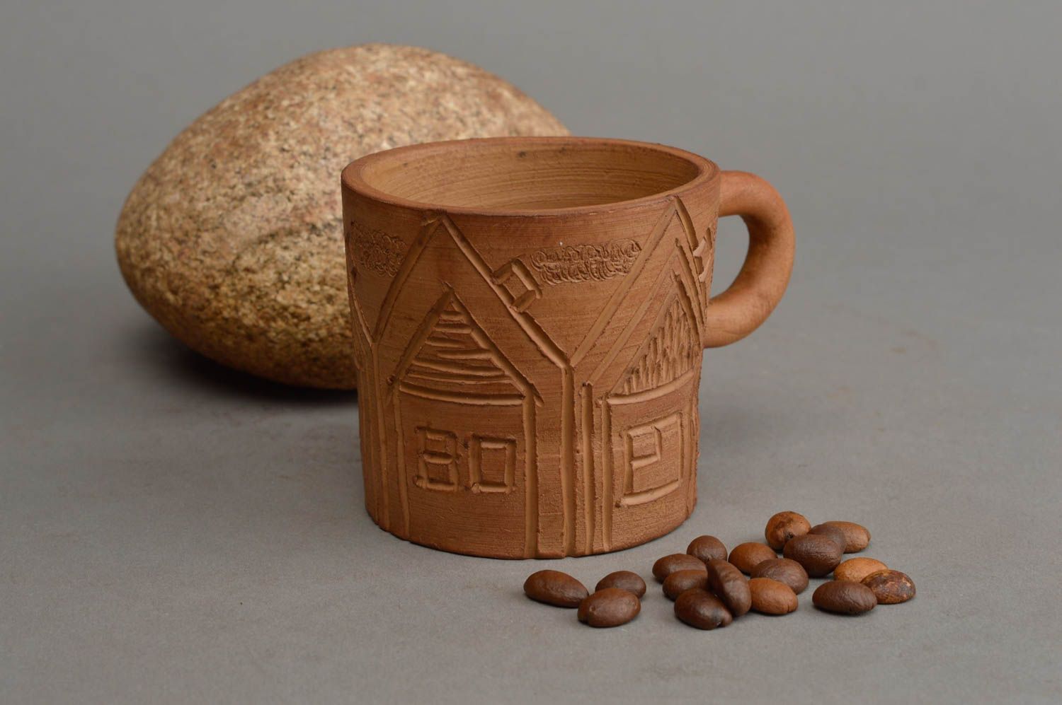 Taza artesanal vasija de barro con ornamento de casitas accesorio de cocina foto 1