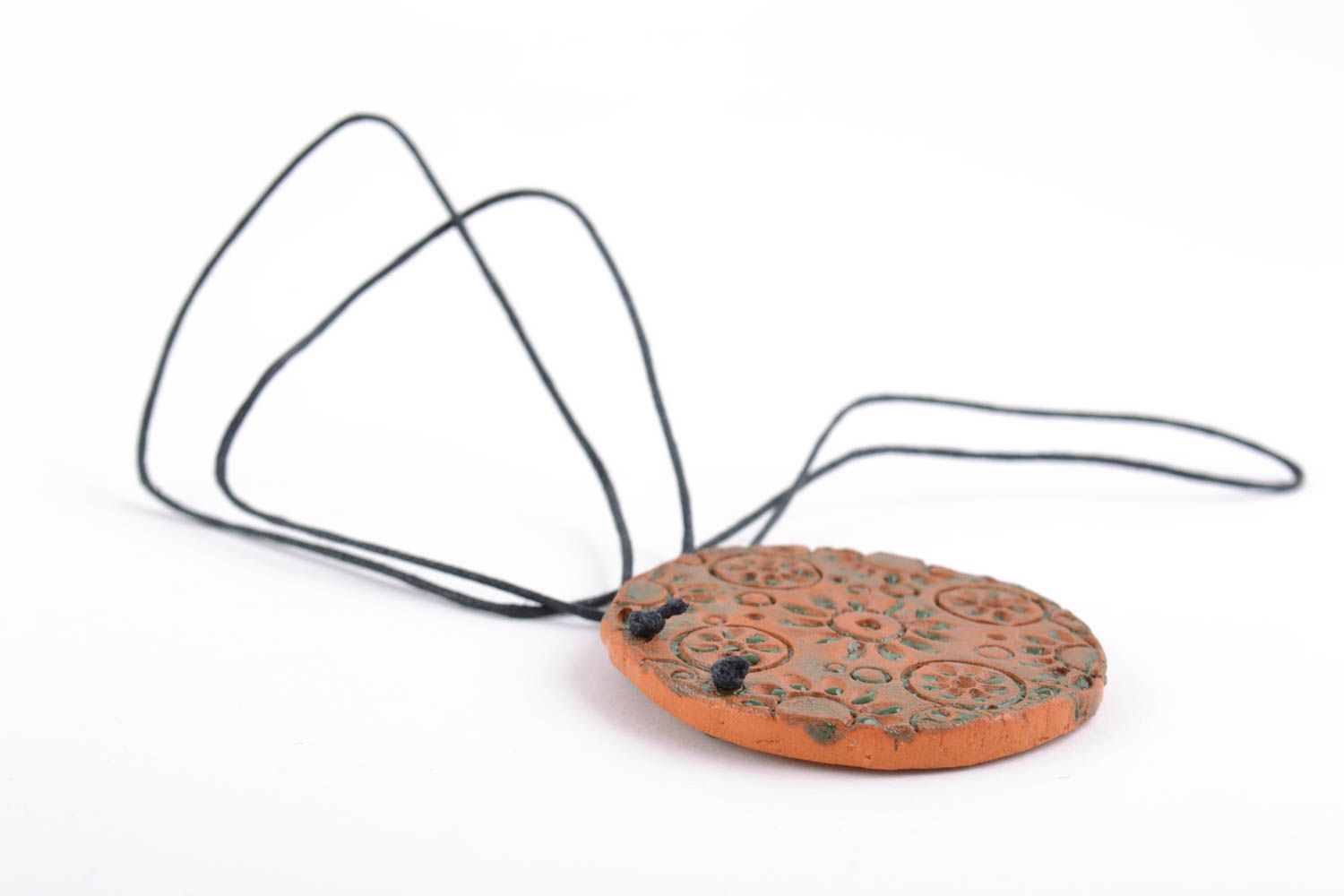 Керамический кулон круглой формы коричневый с орнаментом на шнурке хэнд мейд фото 5