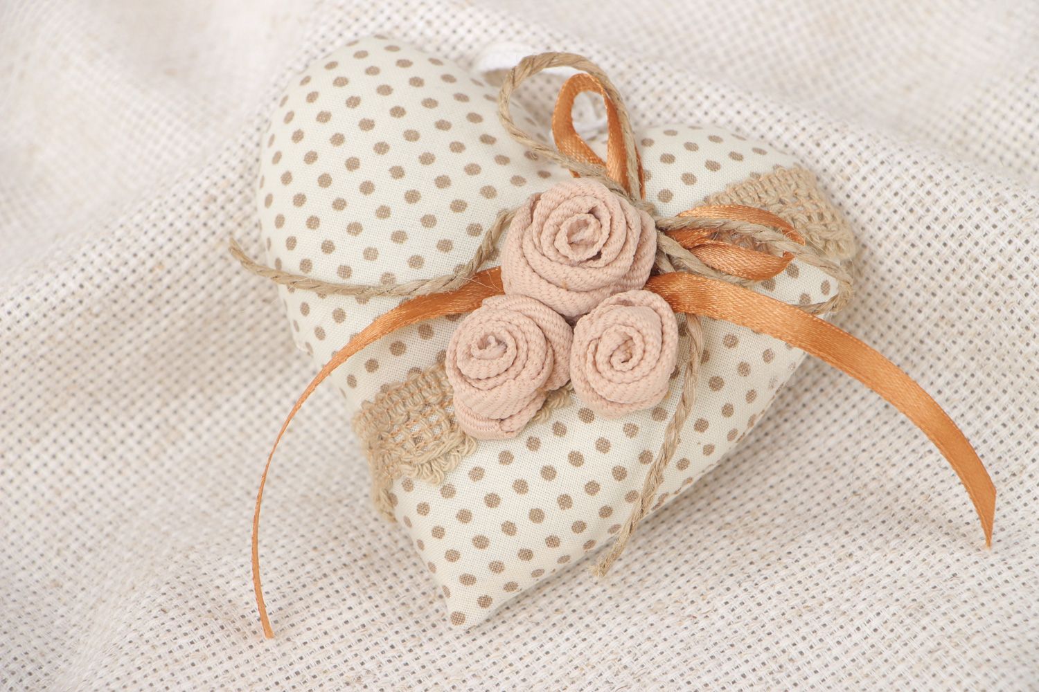 Suspension décorative Coeur en tissu de coton avec dentelle et rubans faite main photo 5
