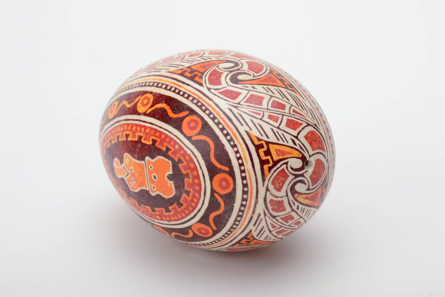 Huevo de ganso de Pascua pintado en la técnica de cera artesanal de color rojo burdeos foto 4