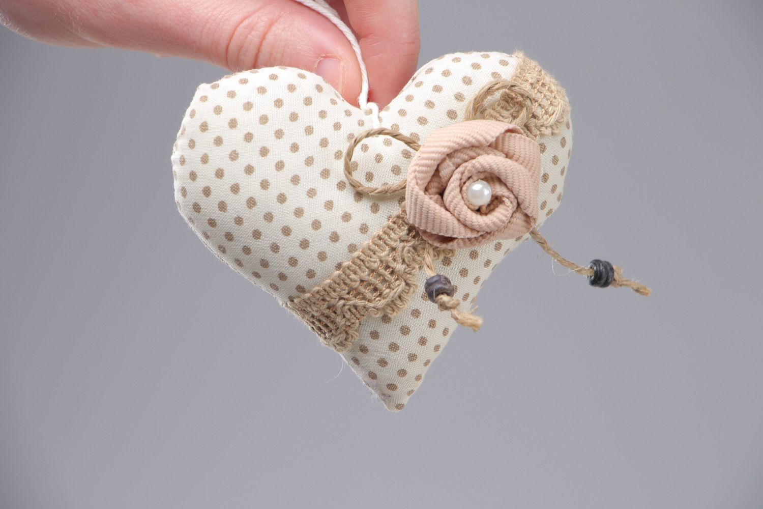 Подвеска сердце из ткани в горошек с декором украшение для интерьера  фото 4