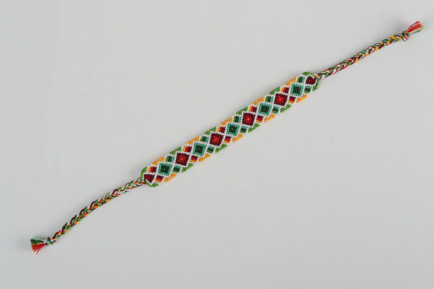Bracelet en macramé de fils moulinés tressé multicolore motif losange fait main photo 5