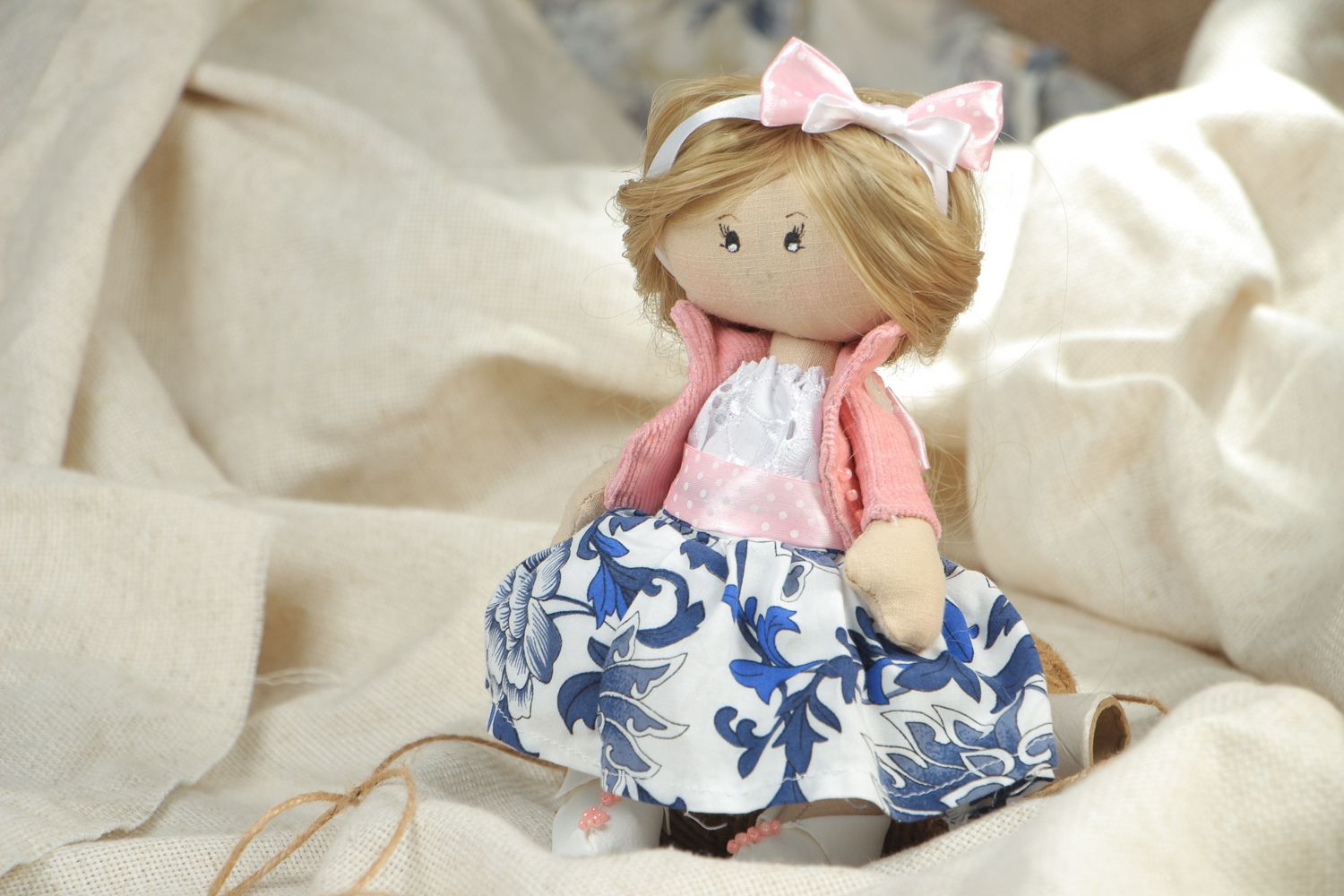 Künstlerische Puppe mit langen Haaren foto 5