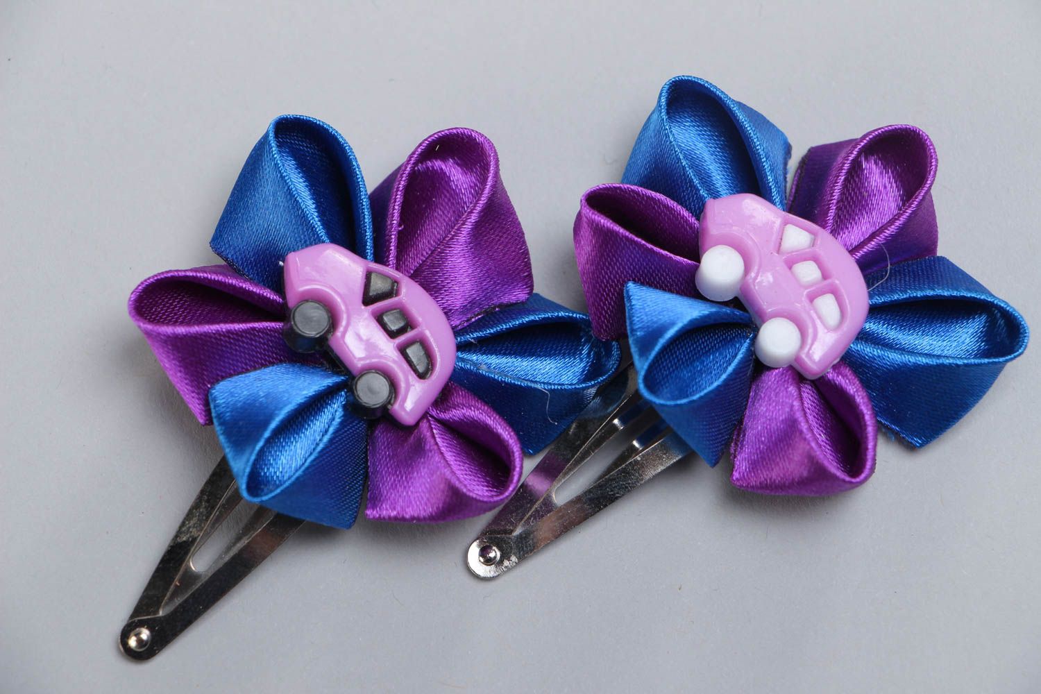 Set of 2 beautiful handmade children's hair clips with ribbon flowers and cars photo 2