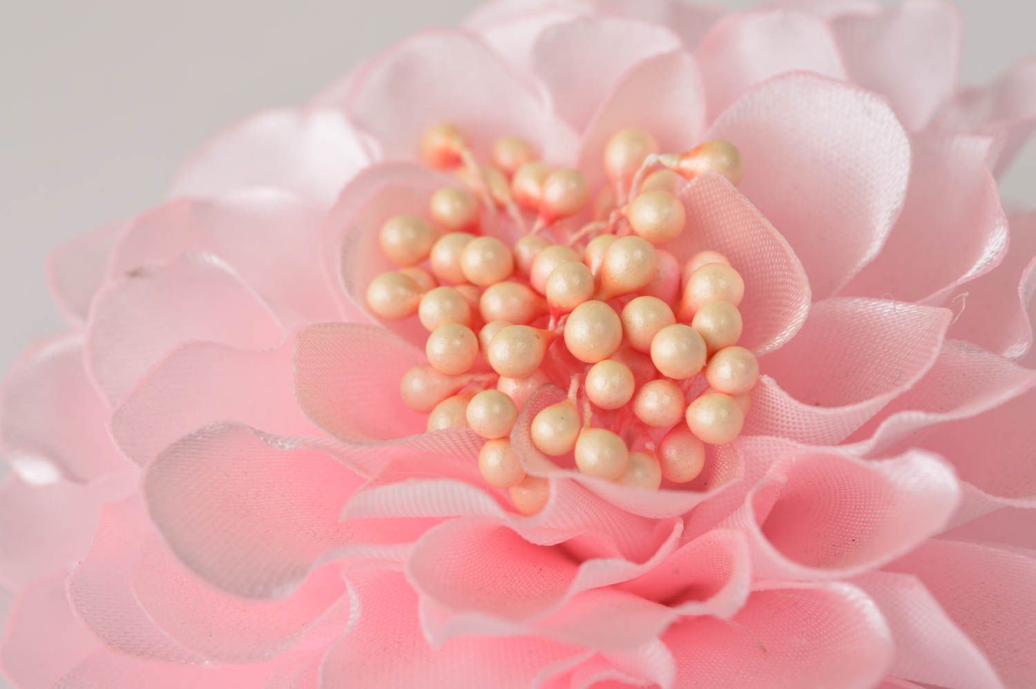 Barrette cheveux fait main Broche fleur Accessoire femme dahlia rose en satin photo 3