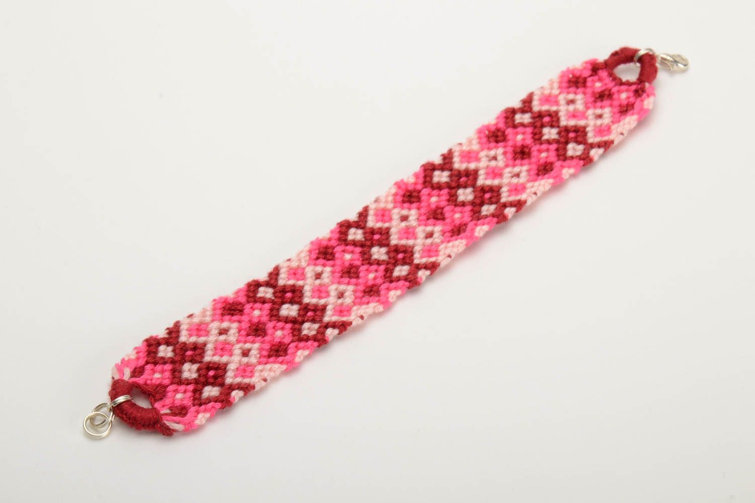 Плетеный браслет из ниток мулине ручной работы широкий красивый бордово-розовый фото 4