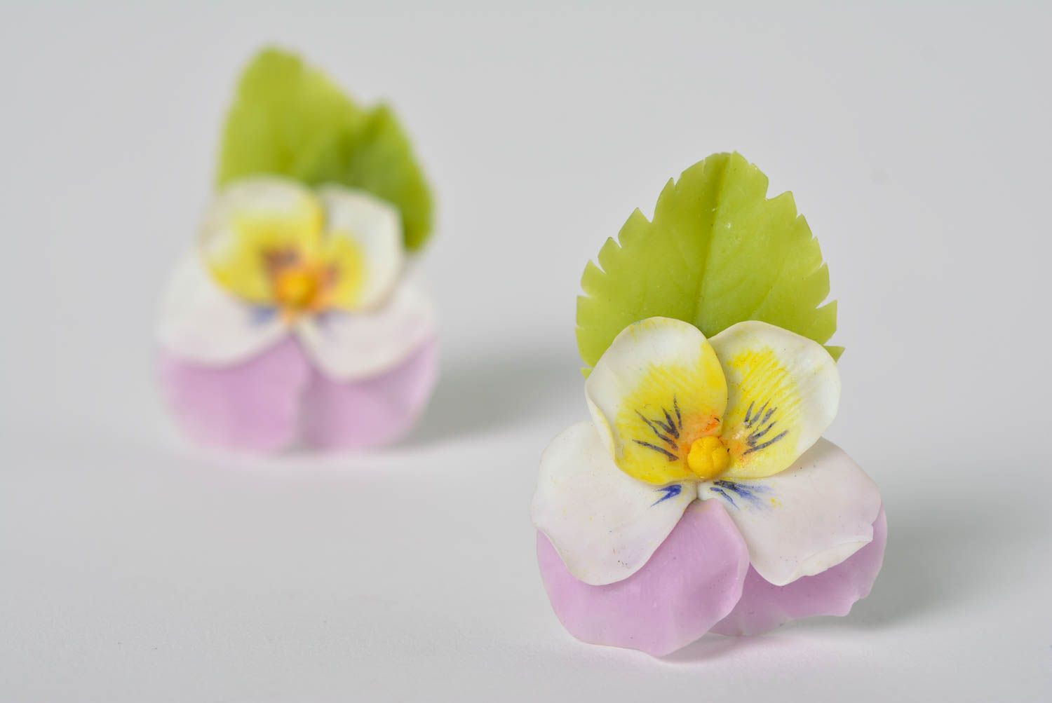 Pendientes clavos con flores hechos a mano de arcilla polimérica originales foto 4