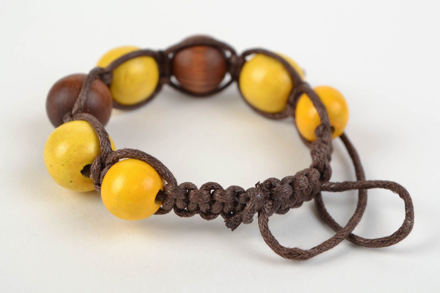 Bracelet en perles de bois et lacets original jaune marron accessoire fait main photo 5