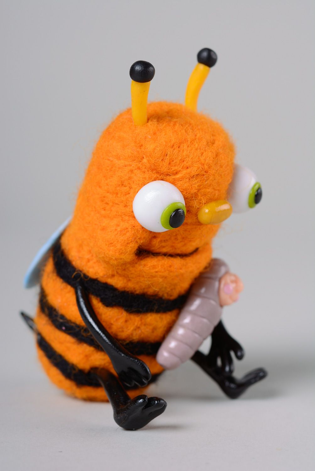 Шерстяная миниатюрная валяная игрушка Пчела фото 2
