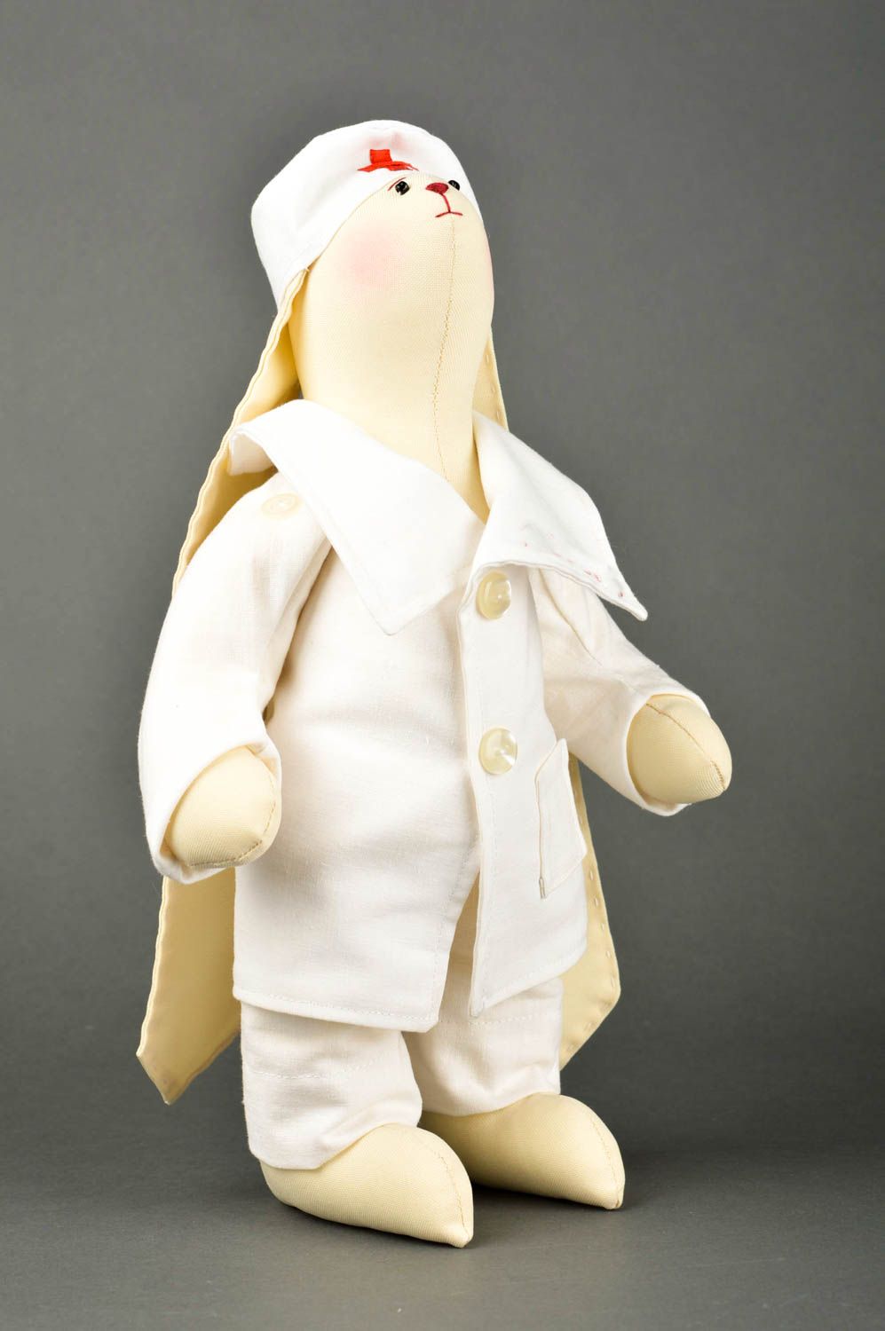 Игрушка заяц в костюме врача игрушка ручной работы оригинальная игрушка декор фото 1