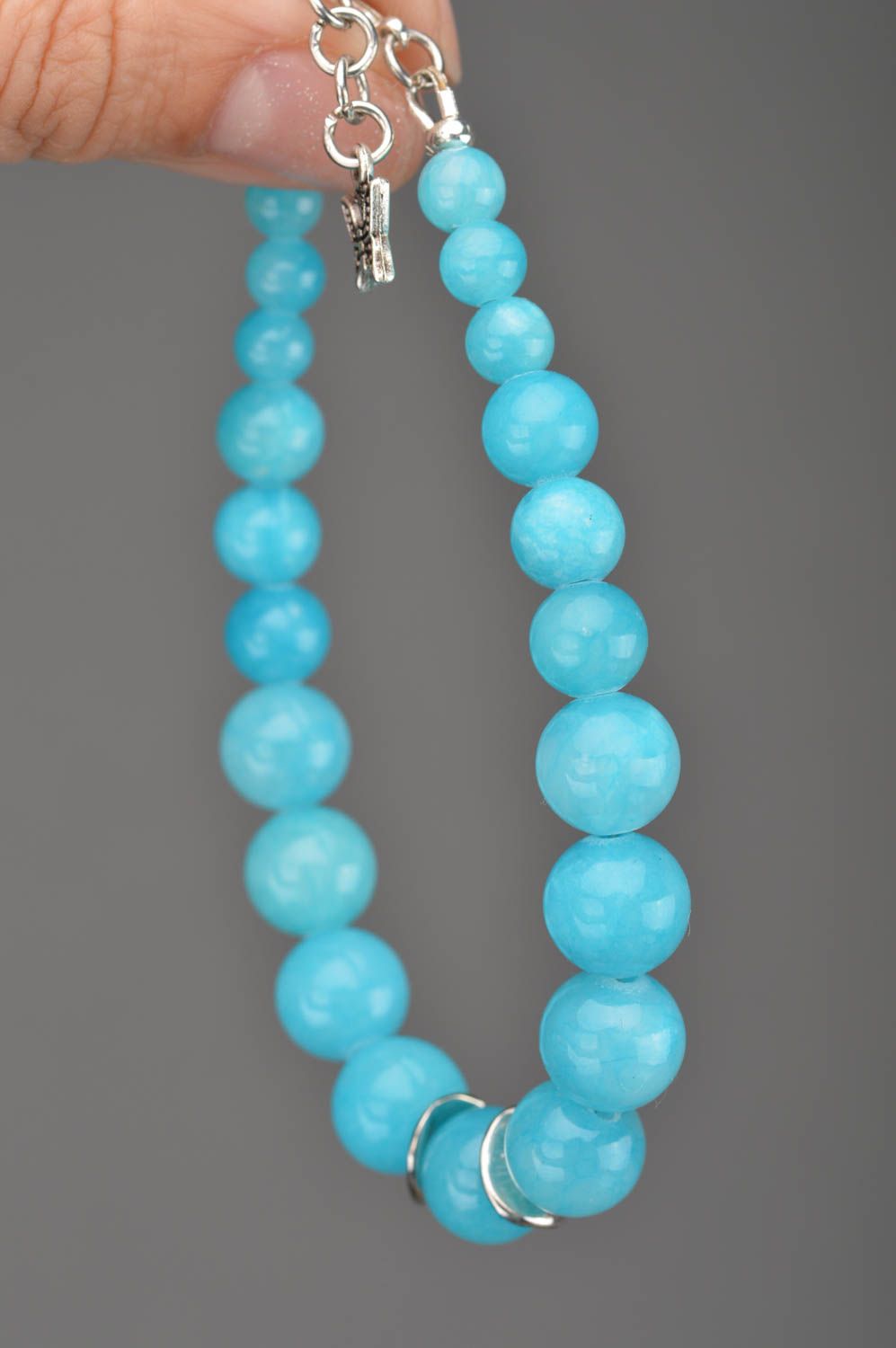 Bracelet en perles de fantaisie bleu fin fait main avec breloque papillon photo 2