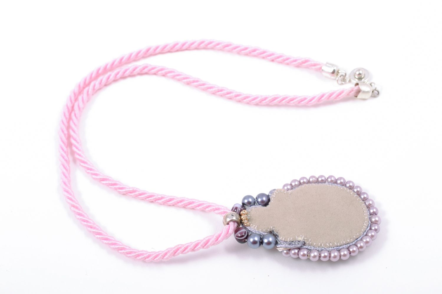Pendentif soutache rose pastel en fils spéciaux fait main avec perles fantaisie photo 5