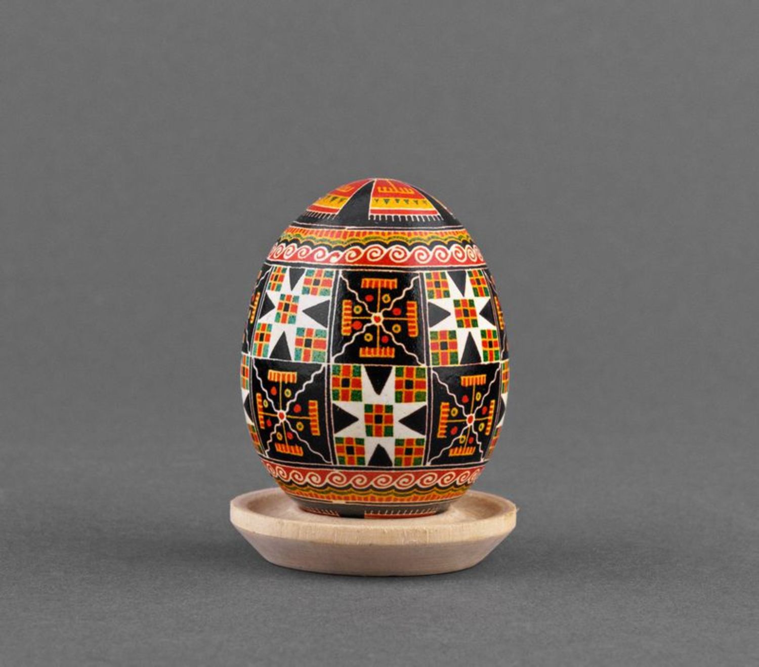 Pysanka da collezione fatta a mano con l'ornamento L'uovo decorativo ucraino foto 2