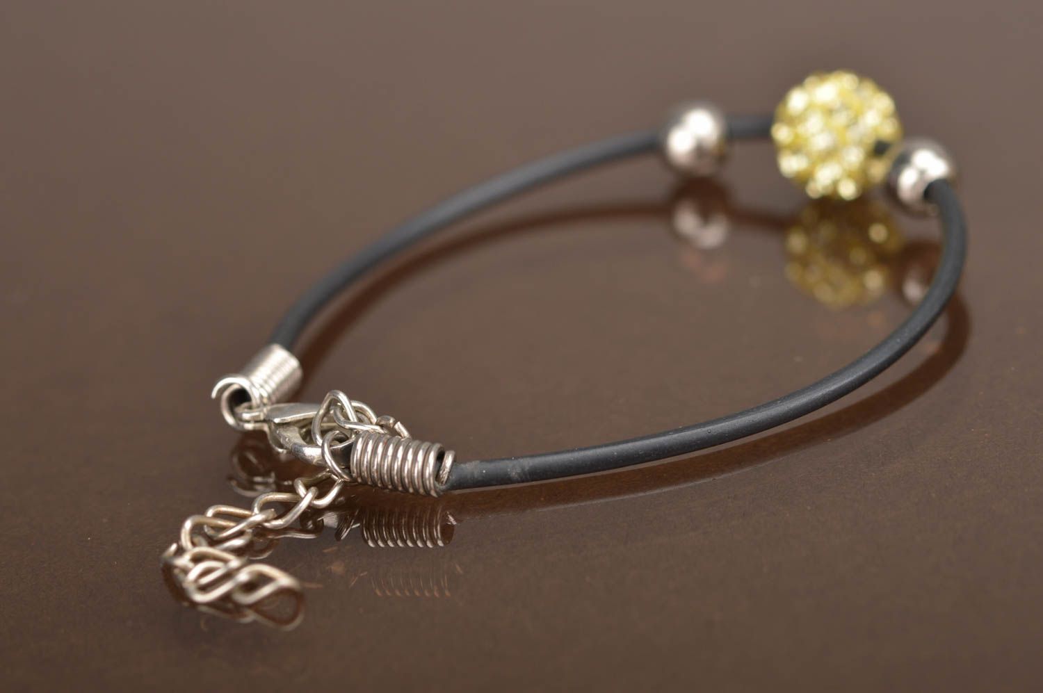 Enges Armband mit Perlen und Kautschuk Schnur originell handmade  gelb schwarz foto 5