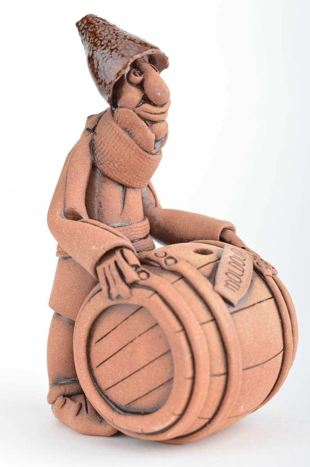 Figurilla cerámica decorativa artesanal cubierta con barniz Vinicultor y barril foto 5