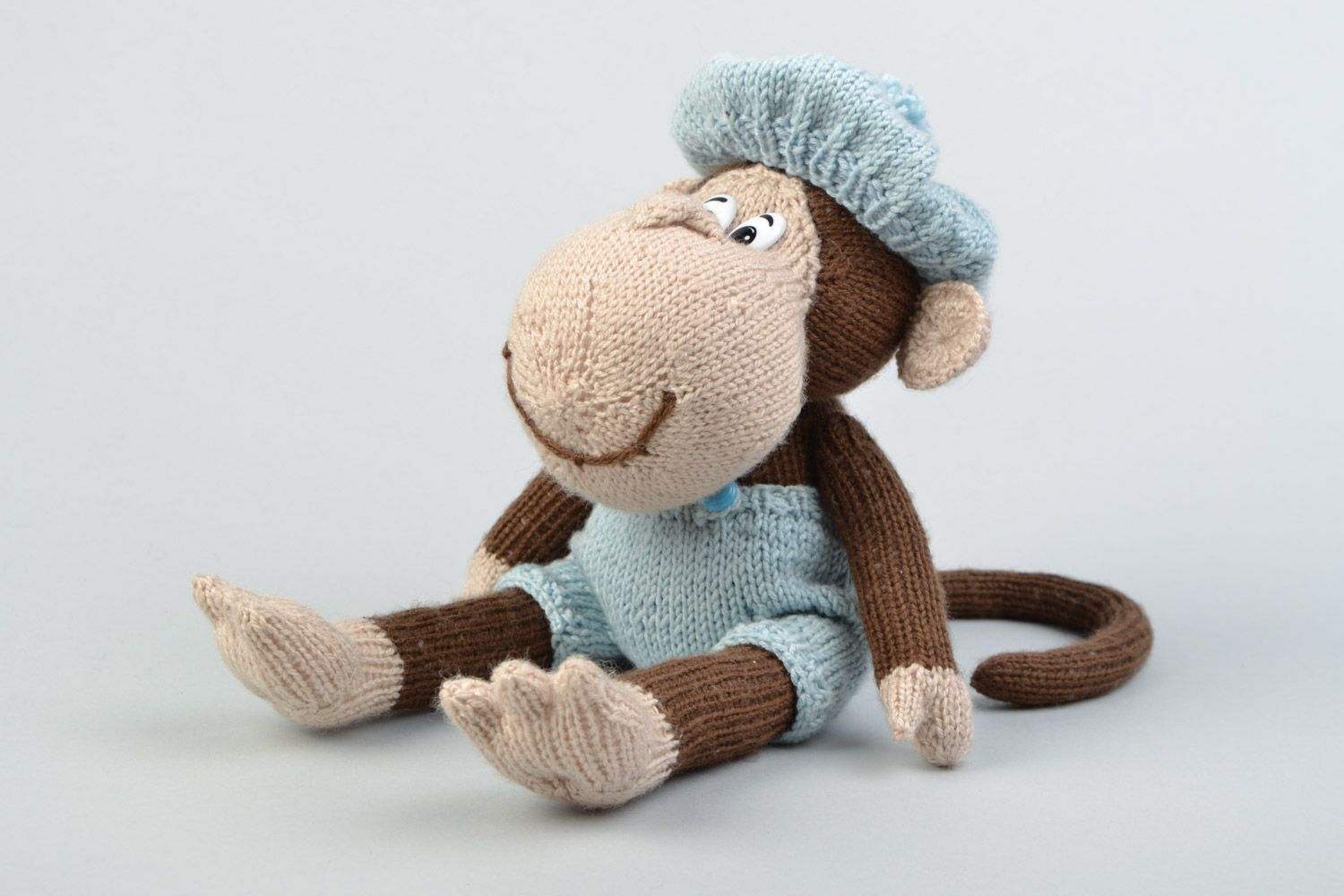 Мягкая вязаная игрушка обезьянка в голубом берете ручной работы спицами фото 1