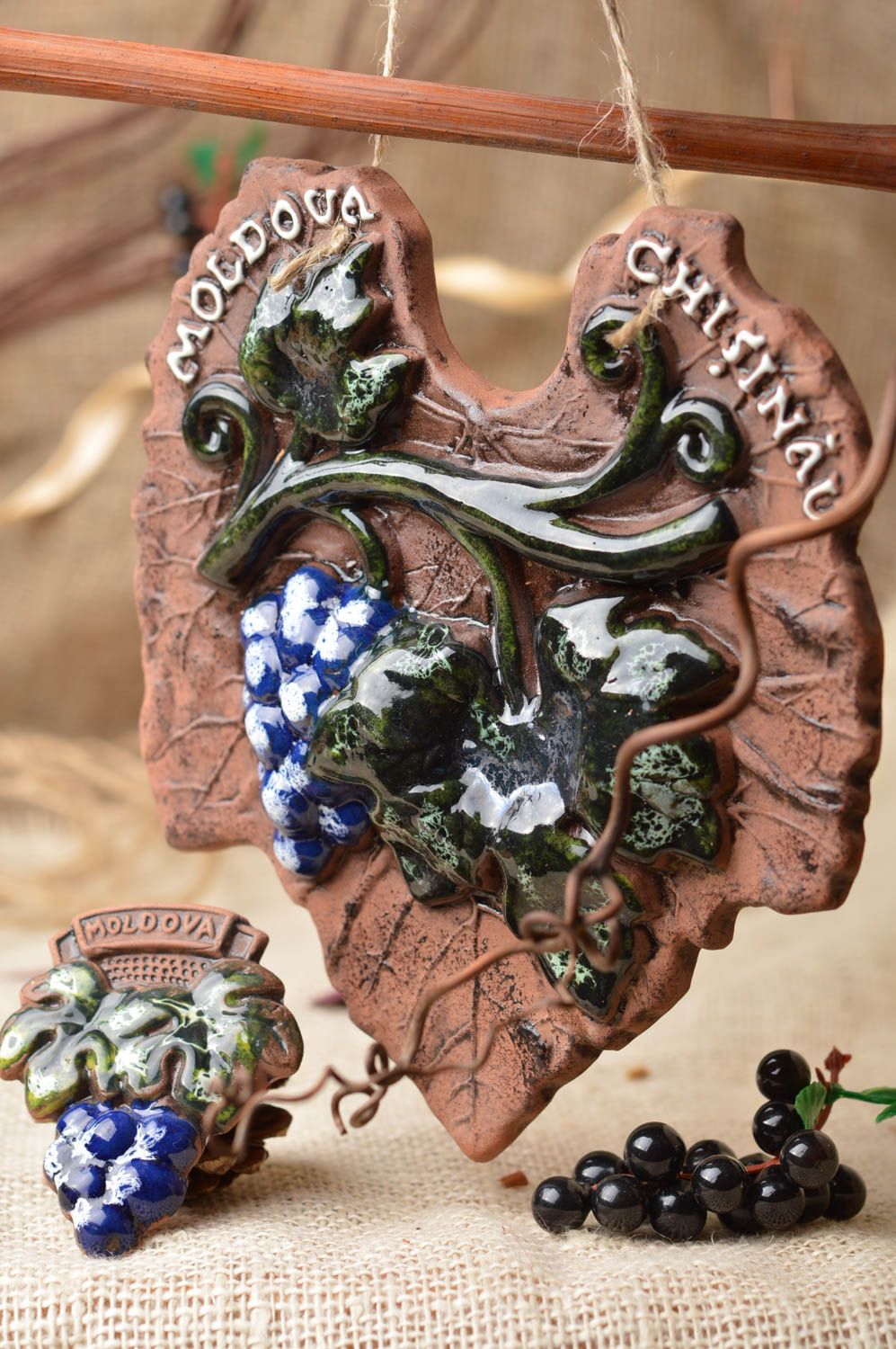 Panel decorativo con uvas e imán de nevera de arcilla artesanales bonitos foto 1
