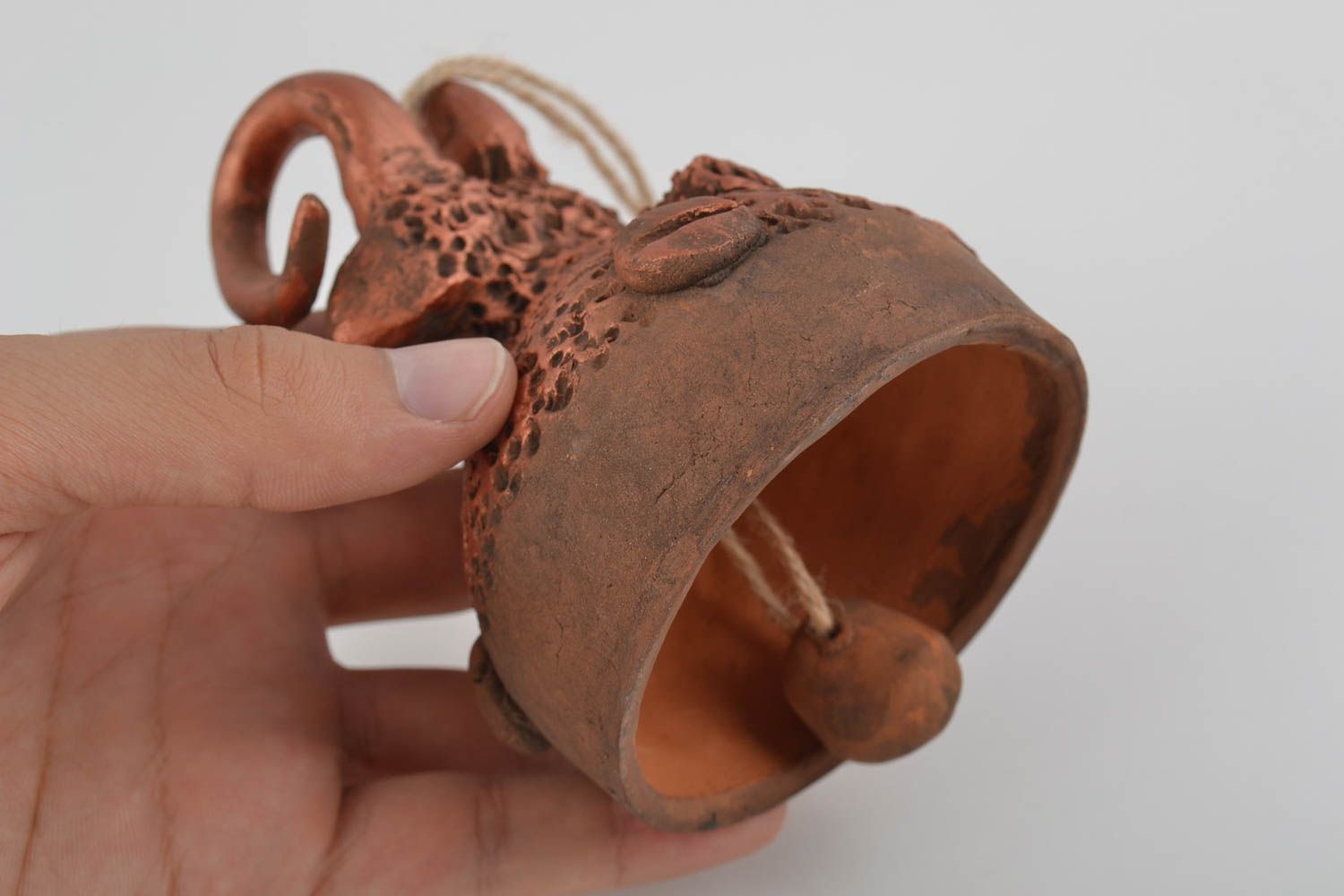 Campana de decoración artesanal cerámica hecha a mano con forma de carnero foto 3