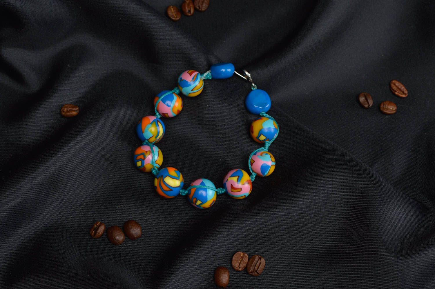 Bracelet en pâte polymère multicolore avec boules et fil original fait main photo 1