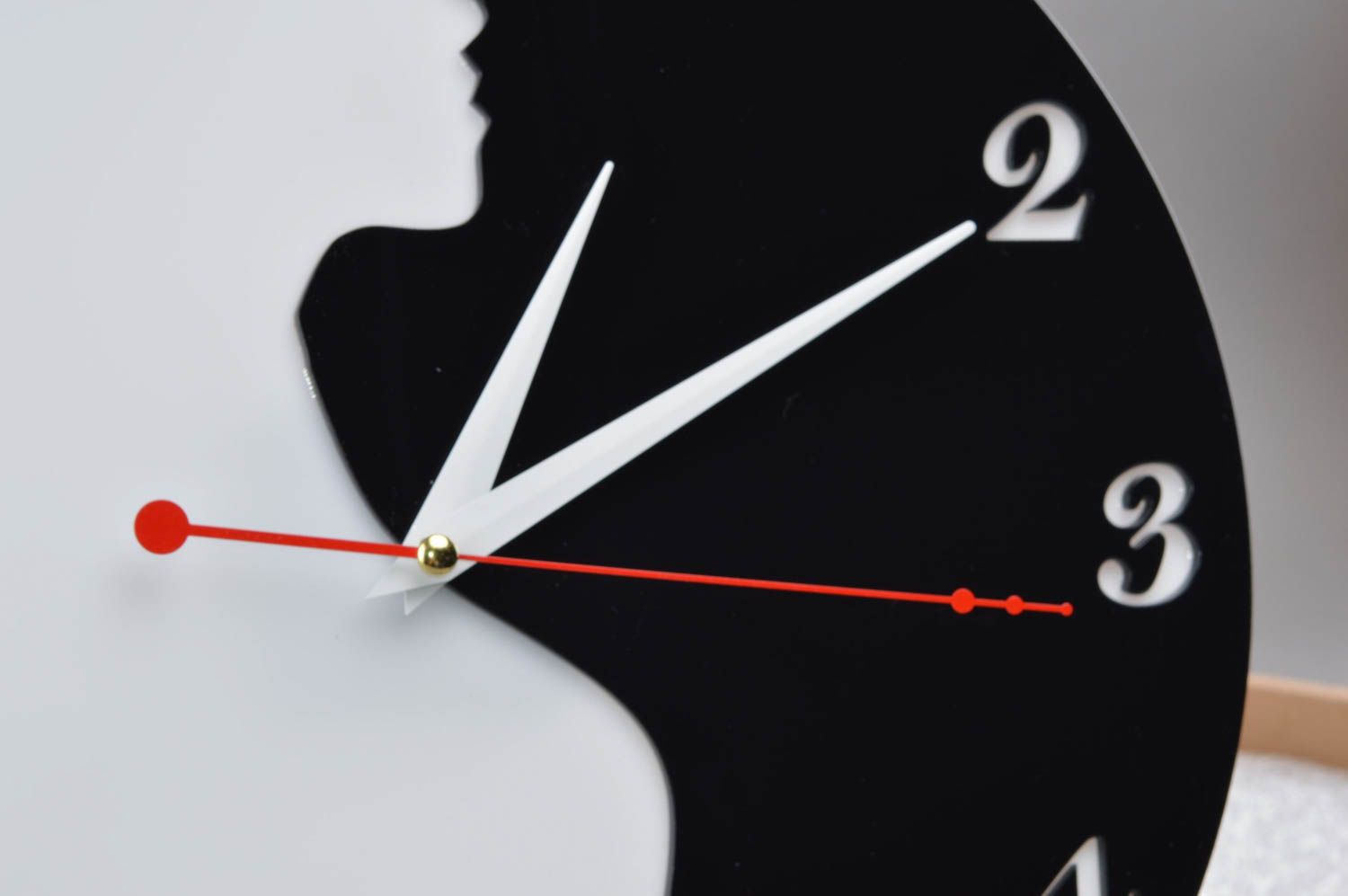 Черно белые часы из акрилового стекла ручной работы круглой формы Девушка фото 3