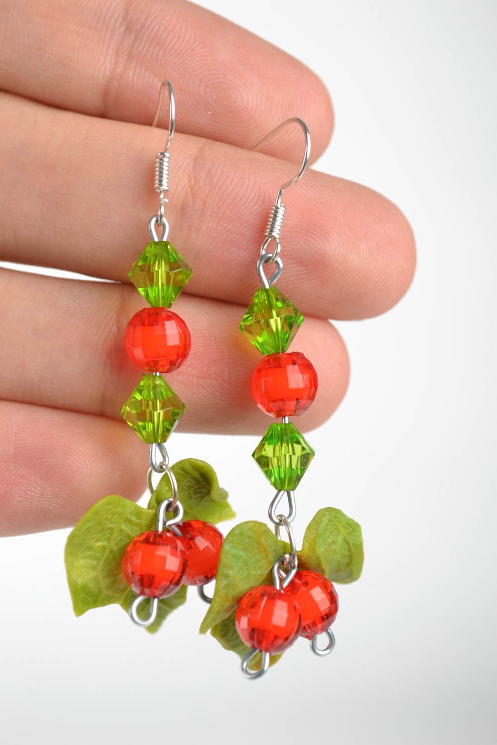 Красивые серьги ягоды с бусинами и листьями из полимерной глины ручной работы фото 5
