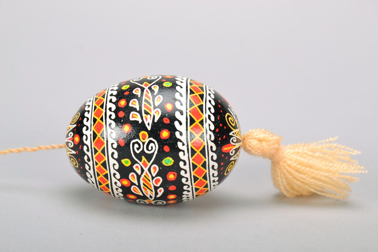 Ovo da Páscoa decorativo pintado à mão com borla  foto 3