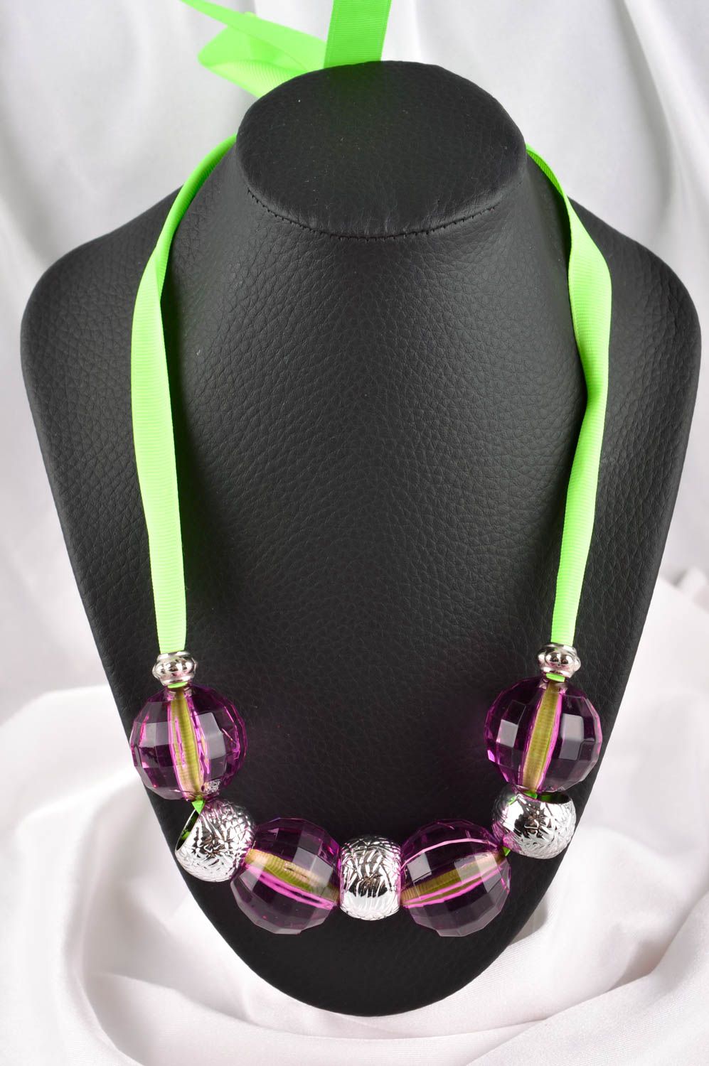Collier fantaisie Bijou fait main cristaux violets ruban vert Accessoire femme photo 1