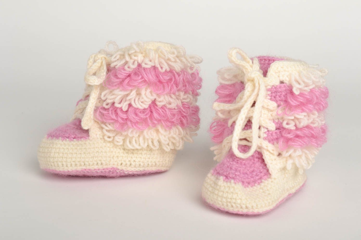 Chaussons bébé fait main tricotés au crochet blanc-rose Chaussures bébé photo 2