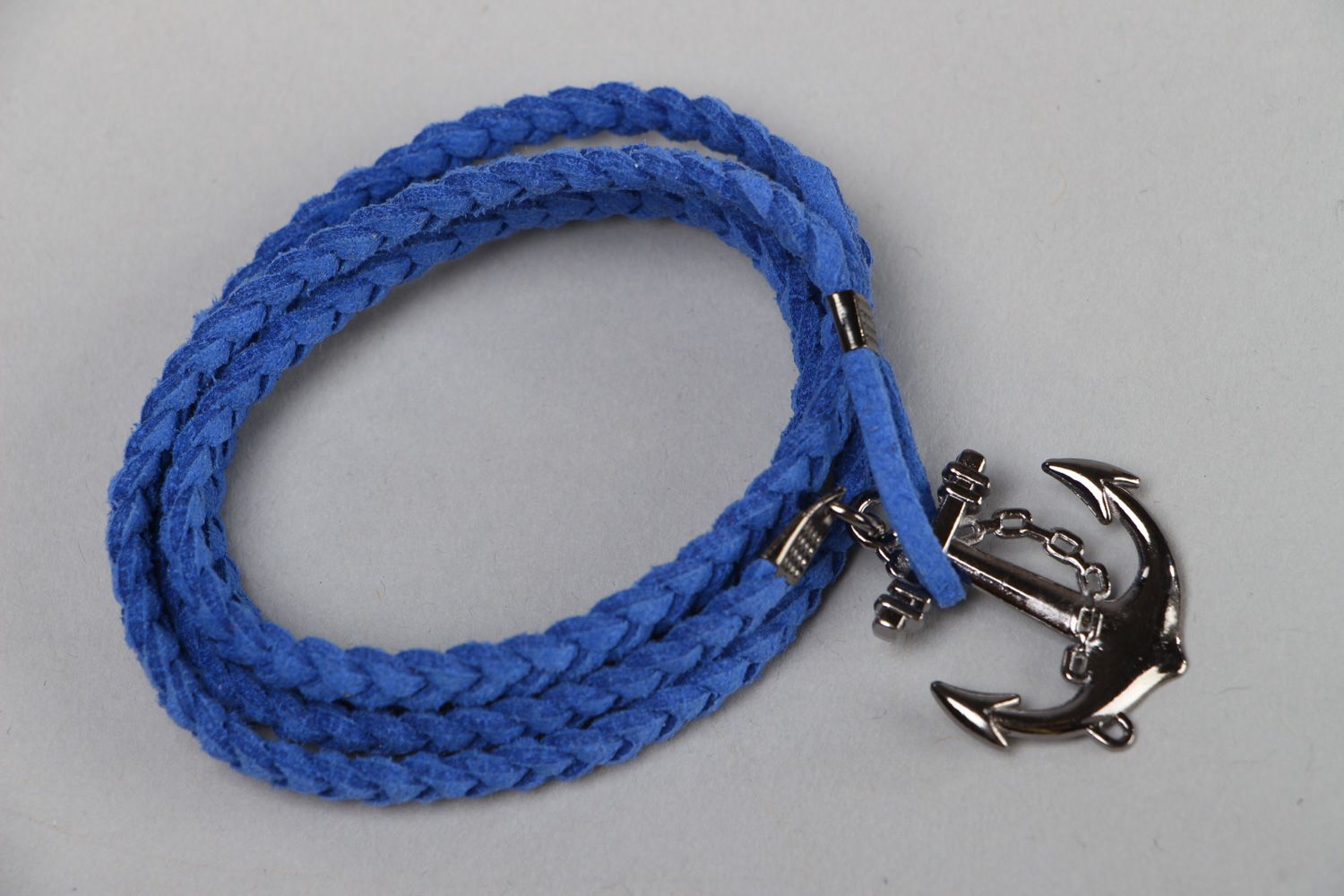 Blaues handgemachtes Armband aus Kunstwildleder mit Anker Anhänger aus Metall   foto 2