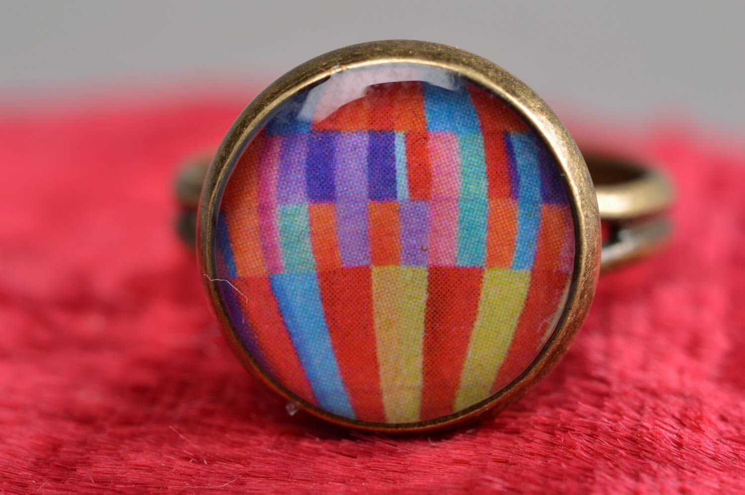 Кольцо в технике декупаж с ювелирной смолой ручной работы разноцветное фото 3