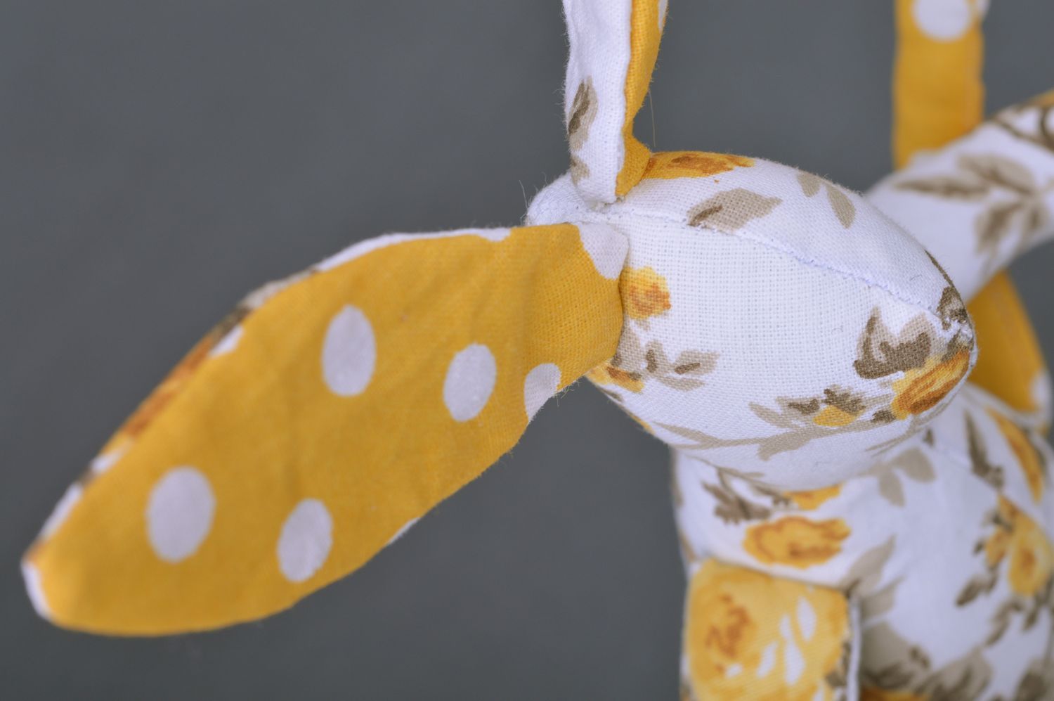 Stoff handmade Kuscheltier Set Hasen aus Baumwolle 2 Stück in Gelb gepunktet für Interieur und für Kinder foto 4