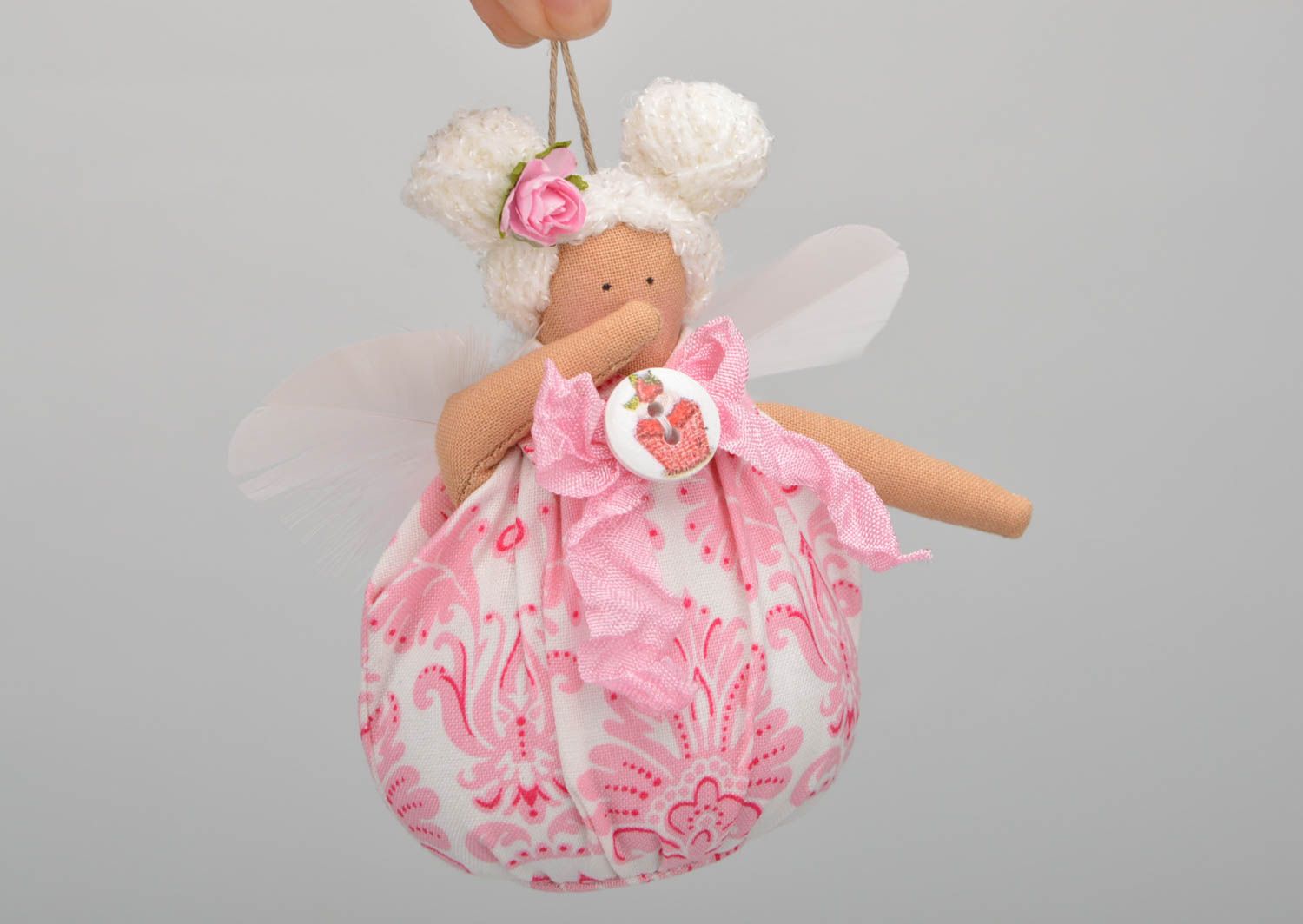 Muñeca artesanal hecha a mano de tela con forma de ángel con alitas blanco foto 3