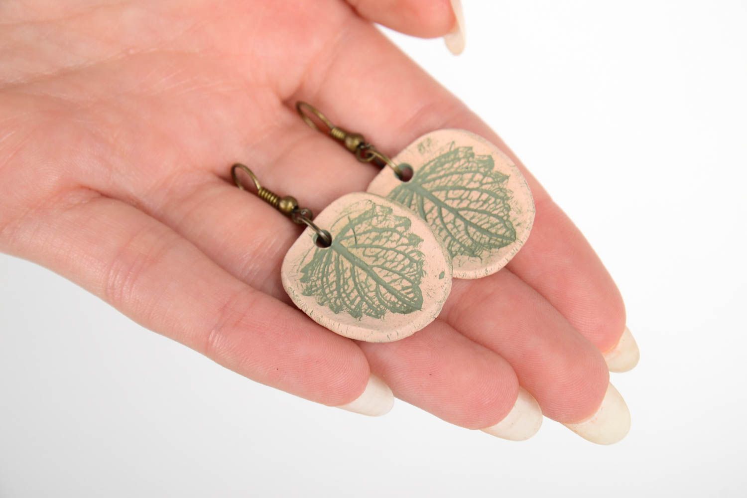 Boucles d'oreilles en céramique Bijou fait main feuilles vertes Cadeau femme photo 2