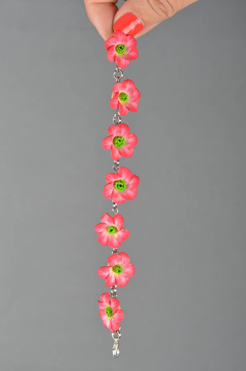 Яркий женский браслет на руку из полимерной глины ручной работы розовые цветочки фото 3