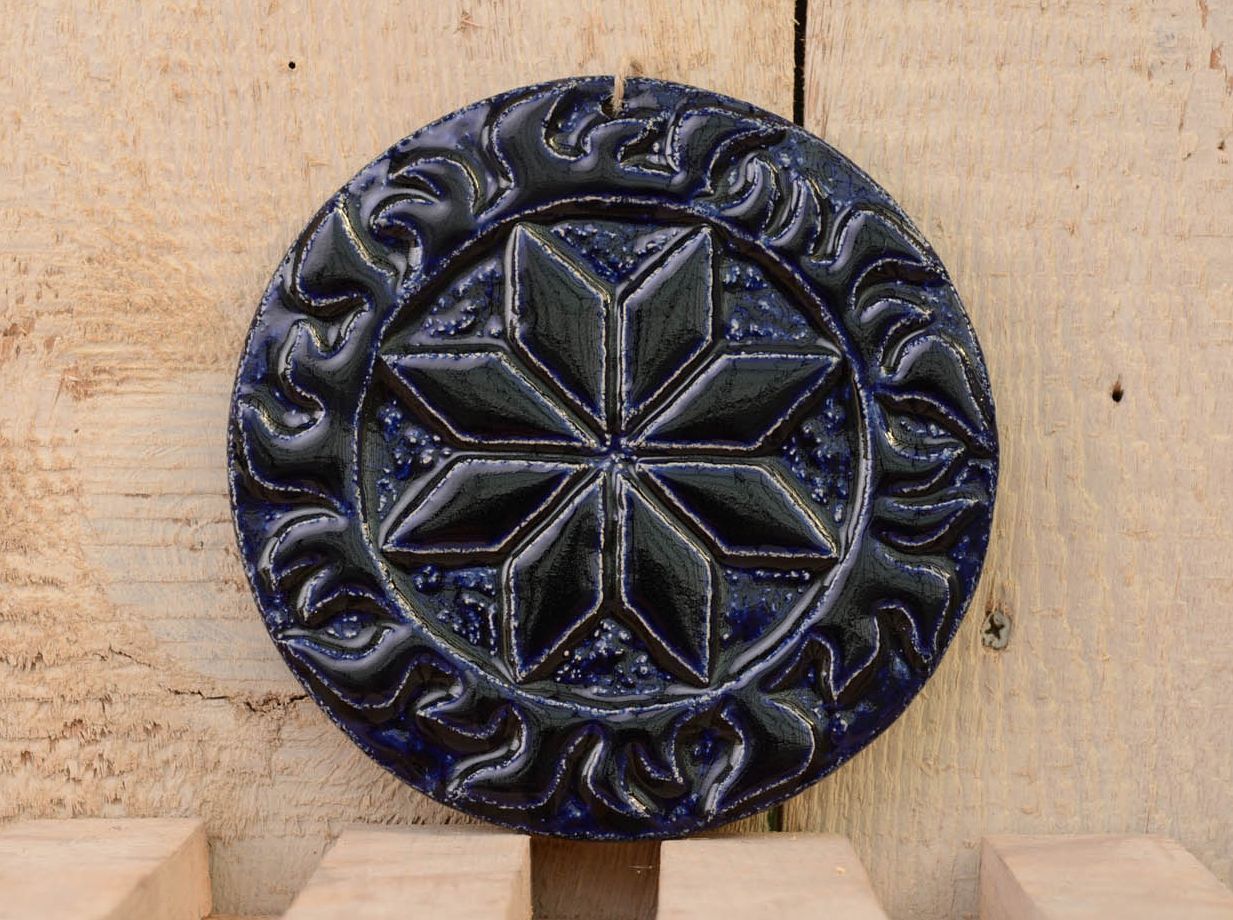 Prato de argila feito à mão pingente de parede para decoração do interior em estilo étnico Alatyr masculino foto 1