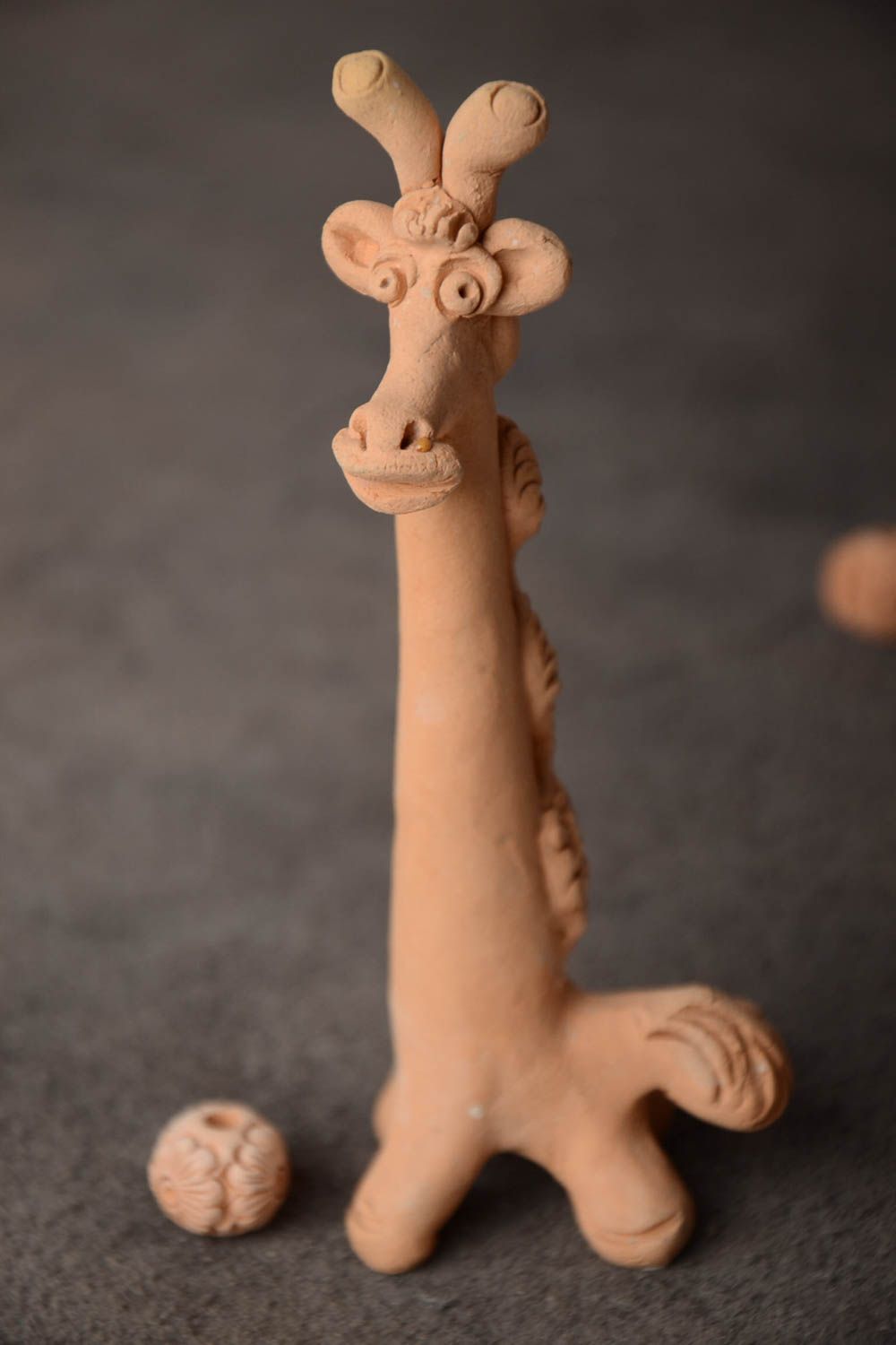 Маленькая фигурка из глины для декора дома ручной работы Задумчивый жираф фото 1