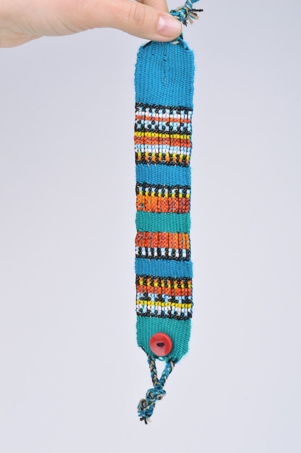 Pulsera artesanal de tela bordada con abalorios con motivos folklóricos foto 3