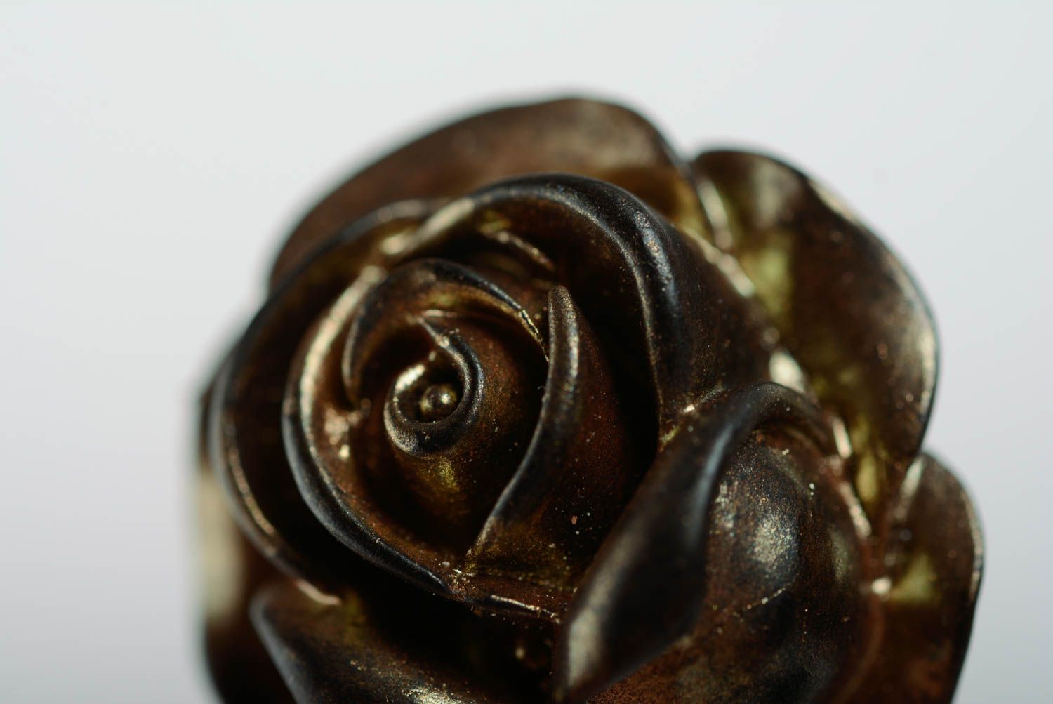 Кольцо из полимерной глины ручной работы в виде розы красивое необычное фото 4