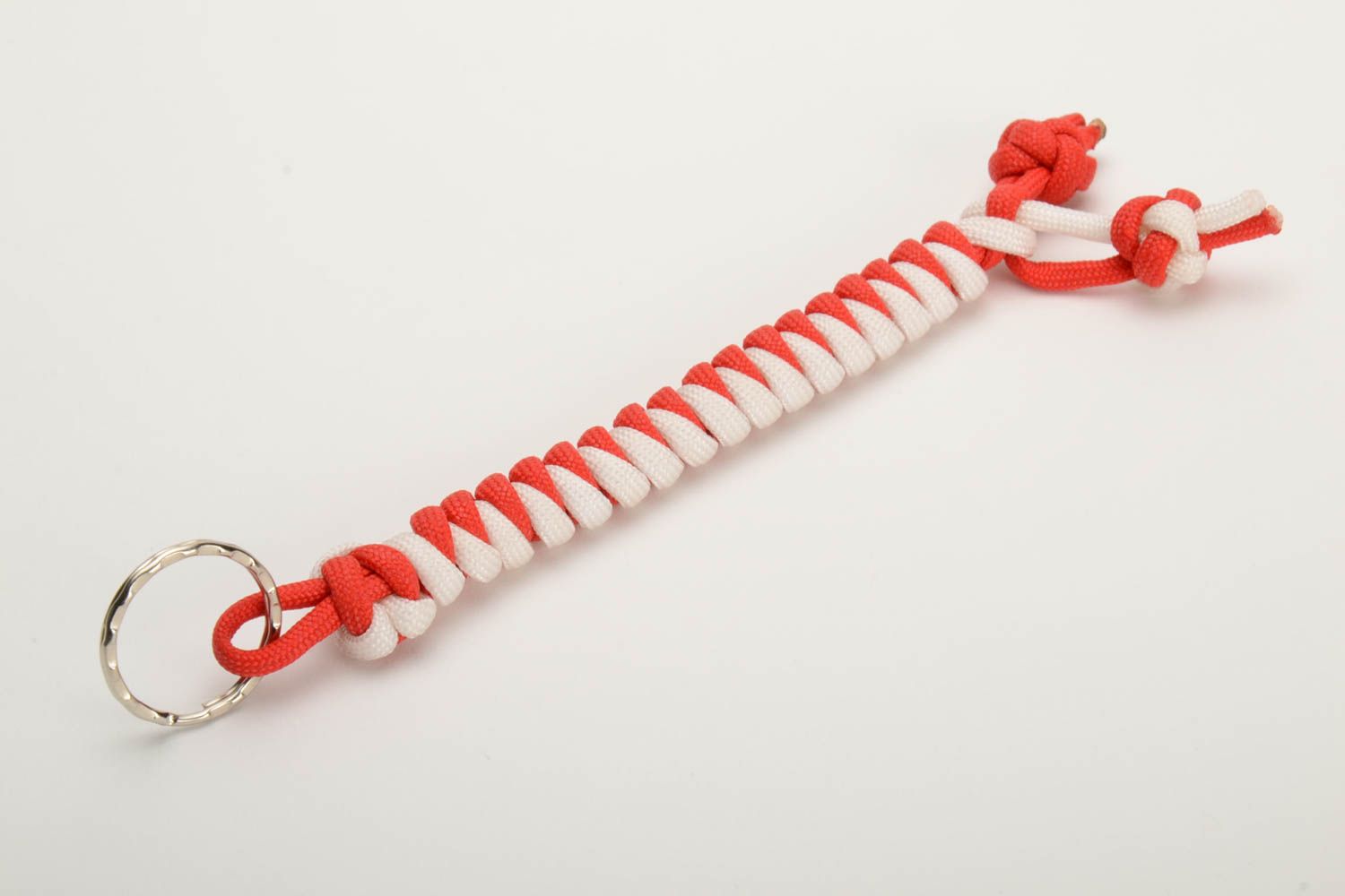 Joli accessoire porte-clés rouge blanc stylé en paracorde fait main pratique photo 2