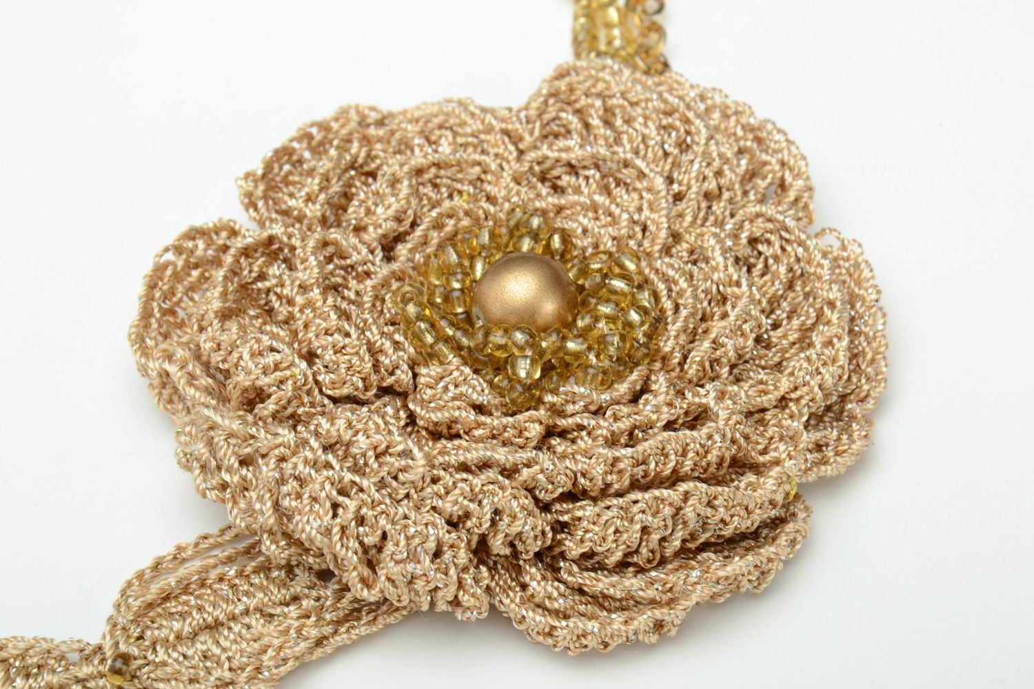 Beige lange handgehäkelte Textil Halskette mit Blume und Glasperlen für Frauen foto 3