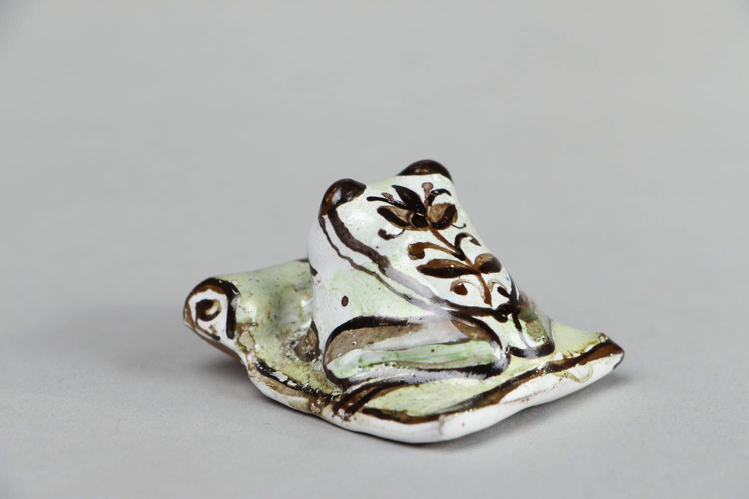 Small ceramic frog figurine photo 2