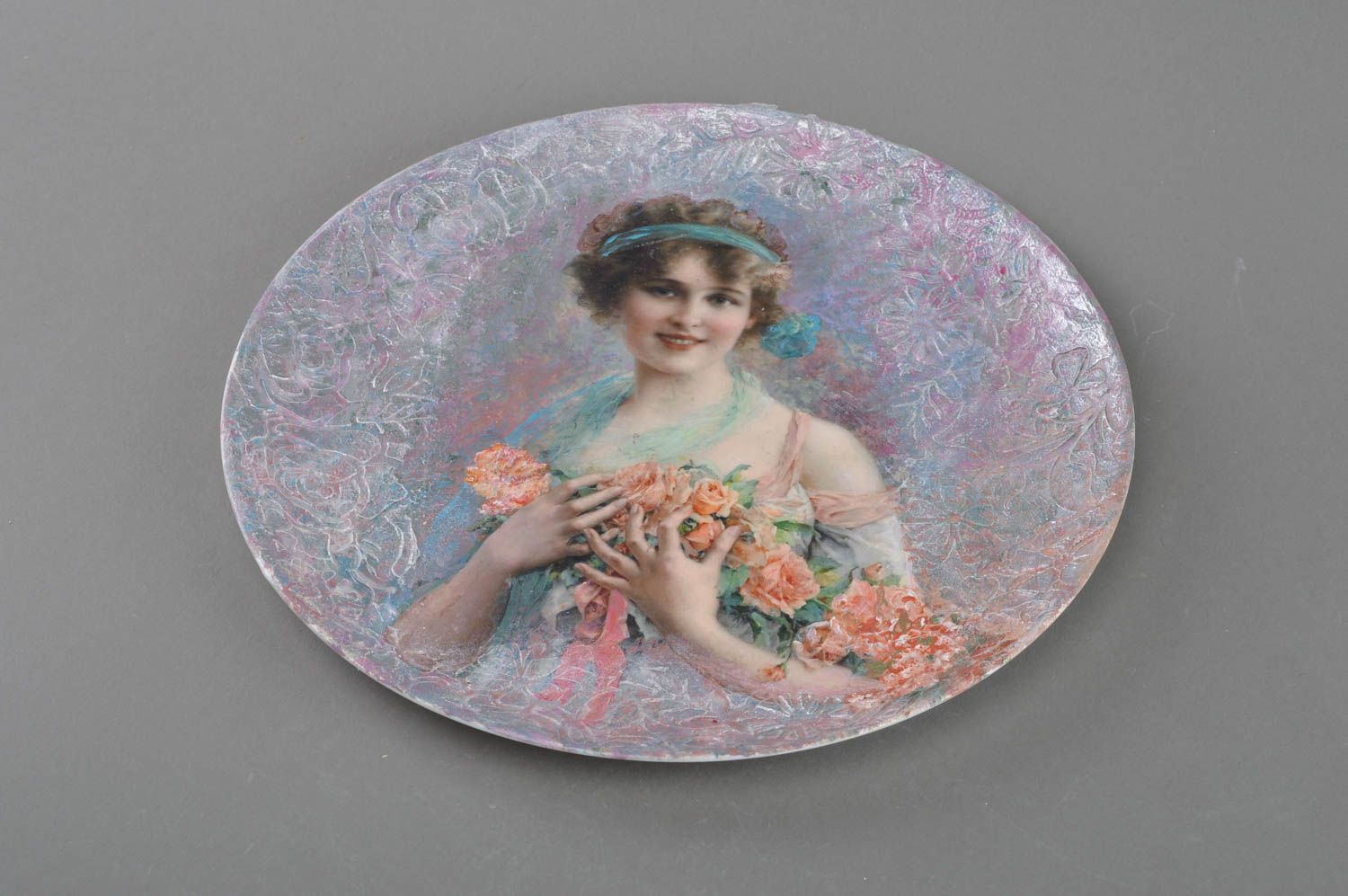 Стеклянная тарелка в технике декупаж ручной работы для декора дома Девушка ретро фото 1