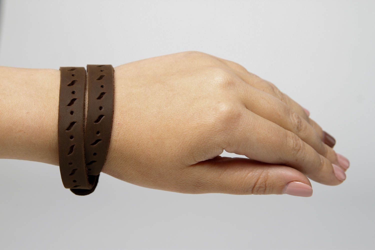 Handmade Armband aus Leder Designer Schmuck Accessoire für Frauen braun modisch foto 2