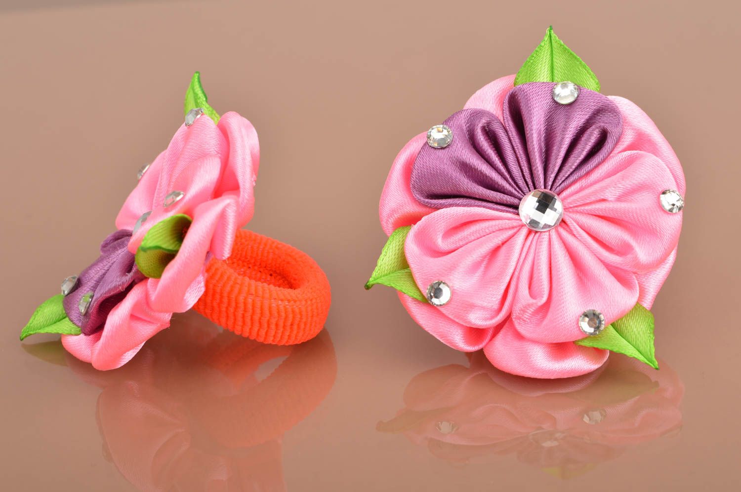 Kanzashi Haargummis Set 2 Stück mit Blumen aus Atlasbändern handmade in Rosa foto 5