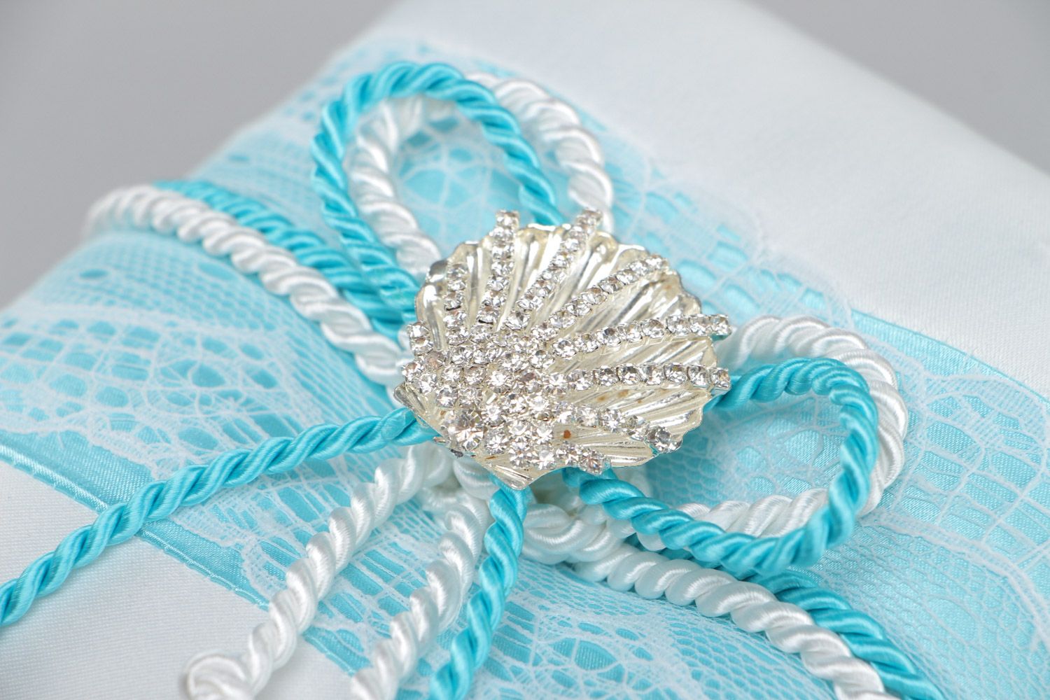 Handmade Ringkissen für Hochzeit aus Atlas mit Spitze und dekorativem Element Muschel foto 4