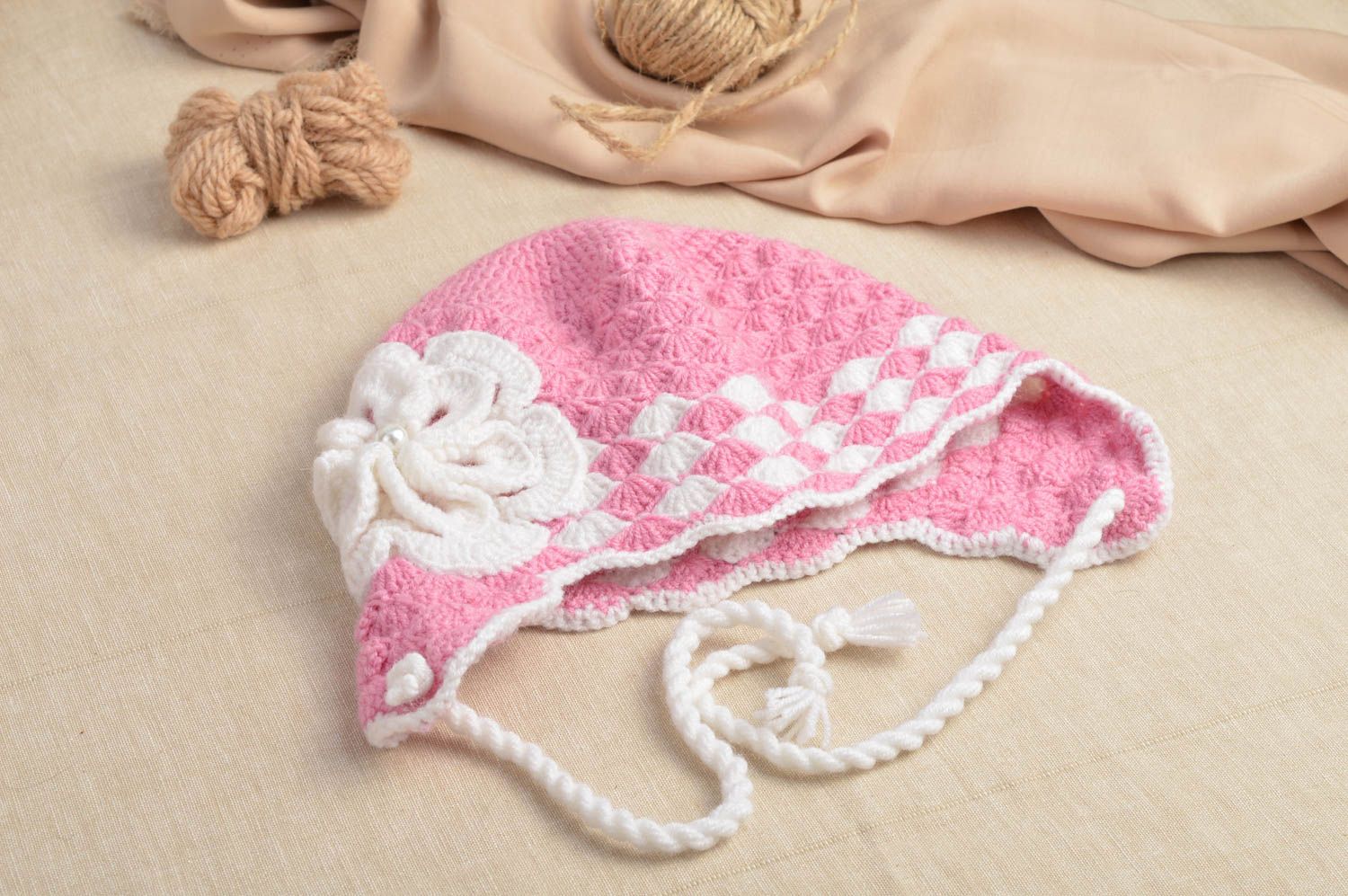 Розовая вязаная шапка для девочки ручной работы из шерсти и акрила на завязках фото 1