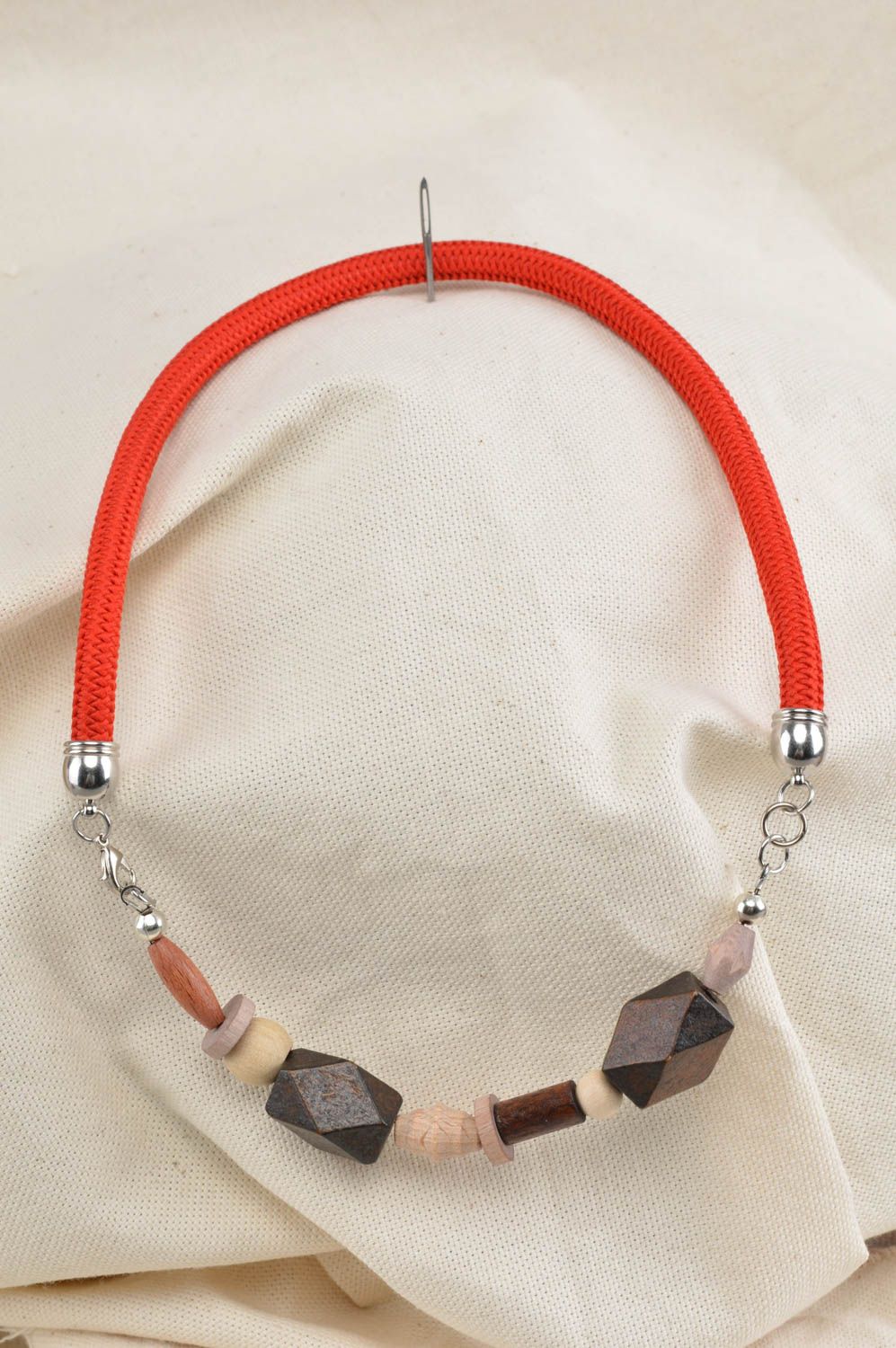 Collier en perles de bois sur cordon rouge fait main original écologique photo 1